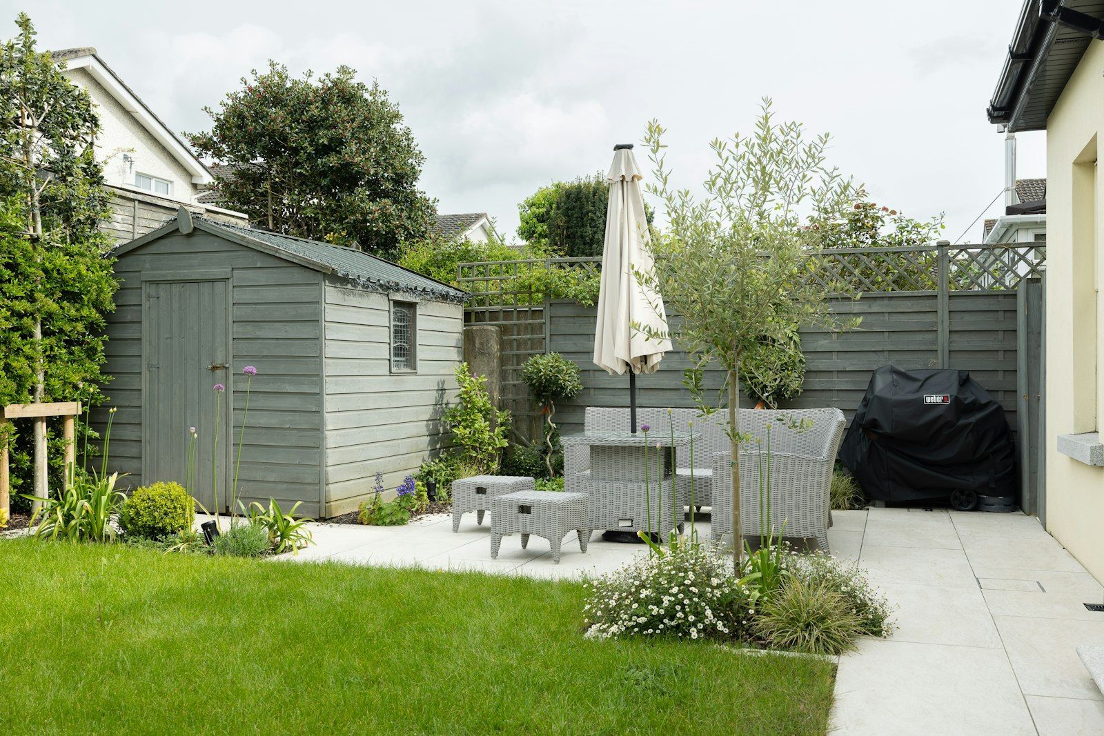 Modern backyard patio in Pickering